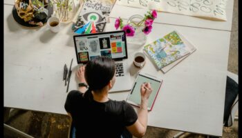 تناغم المحفظة الاستثمارية: الموازنة بين الرؤية الفنية والعرض الاحترافي