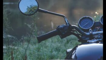 مطاردة الحرية: استكشاف الطريق المفتوح على دراجة نارية