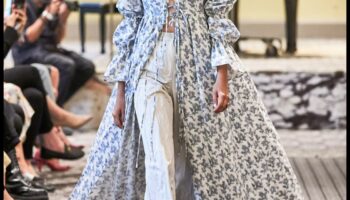 نهضة المدرج: احتضان السحر العتيق في الموضة الحديثة