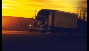 الخطوط الأمامية للشحن: تحديات وانتصارات النقل بالشاحنات التجارية