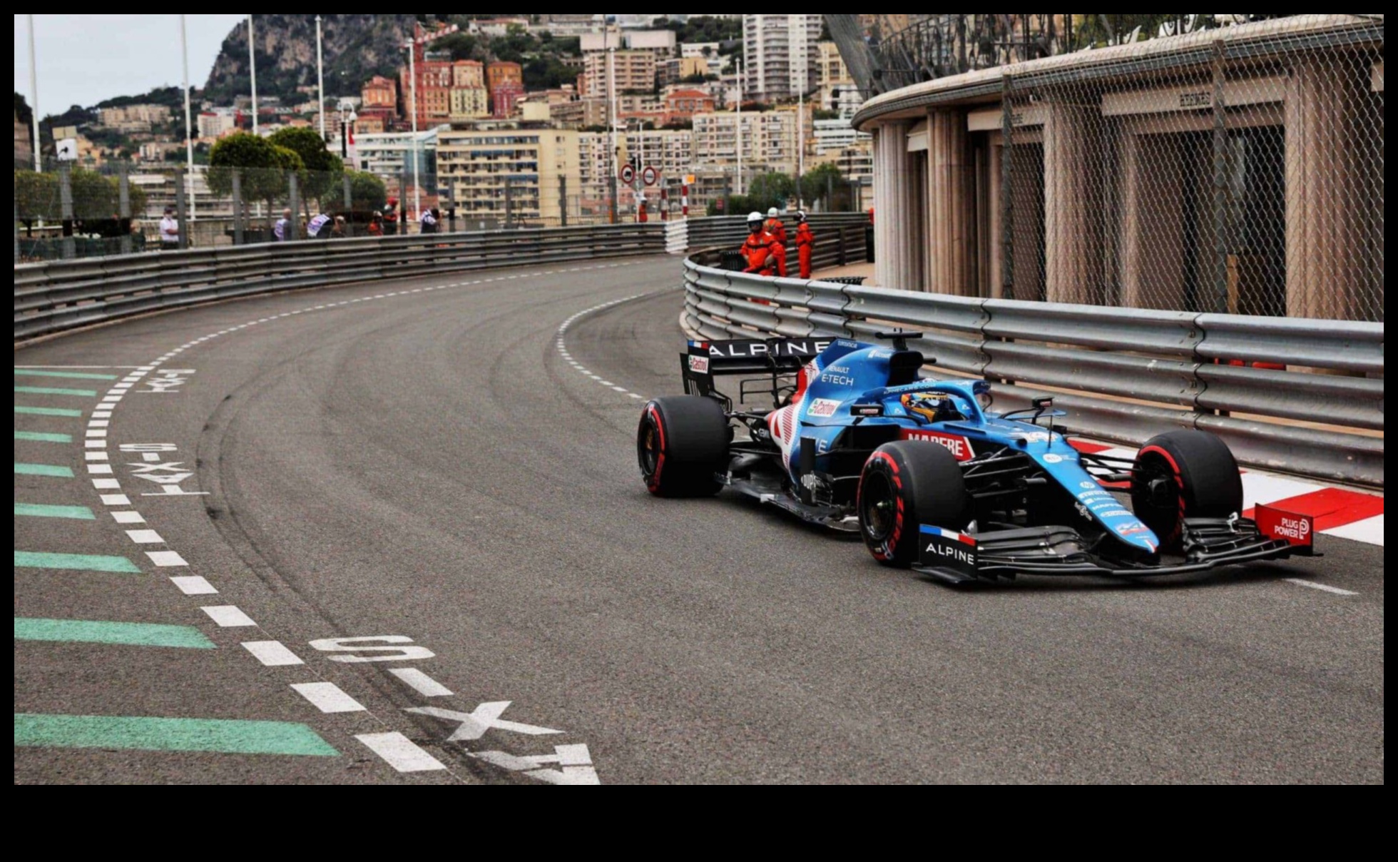 سجلات مسار السباق: قصص الانتصار والتحديات في رياضة السيارات