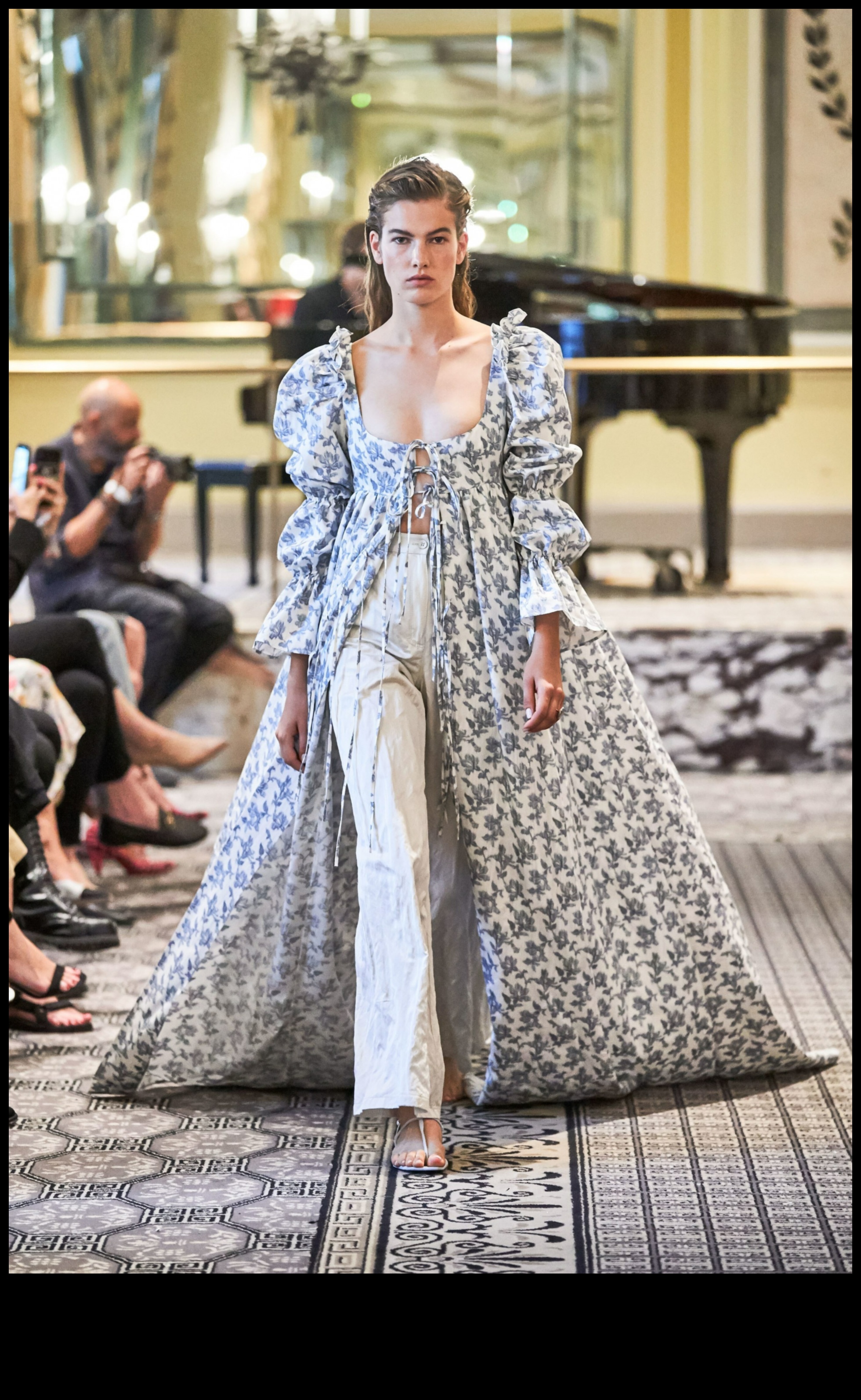 نهضة المدرج: لمسة عصرية على سحر عتيق 1 نهضة المدرج: احتضان السحر العتيق في الموضة الحديثة